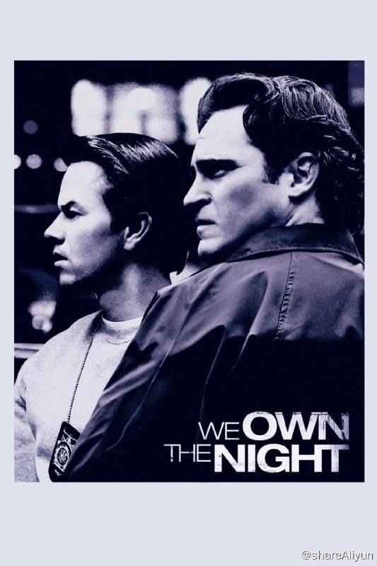 名称：我们拥有夜晚 (2007)描述：1988年的纽约布鲁克林，鲍比（Joaquin Phoenix 饰）为俄罗斯商人巴斯哈耶夫打理着一家大型俱乐部，女友阿曼达（Eva Mendes 饰）与他互相深爱，事业与爱情颇为顺意，但是鲍比的家庭却让他感到抗拒，身为纽约警察局长的父亲和新近荣升缉毒组队长的哥哥约瑟夫（Mark Wahlberg 饰）所处的职业环境令鲍比厌烦难耐